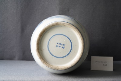 Een Chinese blauw-witte vaas met verhalend decor, Kangxi merk, 19e eeuw