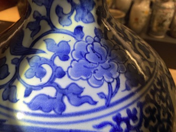 A large Japanese blue and white Arita bottle vase, Edo, 17th C.