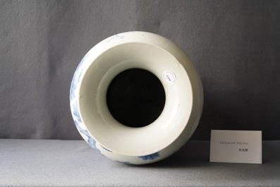 Een Chinese blauw-witte vaas met verhalend decor, Kangxi merk, 19e eeuw