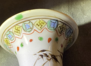 Une paire de vases de forme triple gourde en porcelaine de Chine famille verte, Kangxi
