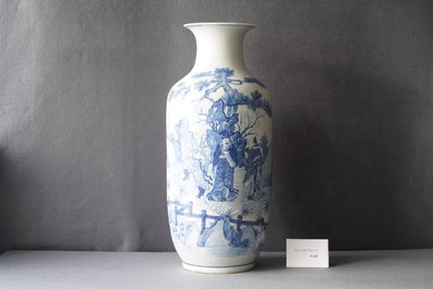Een Chinese blauw-witte vaas met verhalend decor, Kangxi merk, 19e eeuw