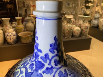 A large Japanese blue and white Arita bottle vase, Edo, 17th C.