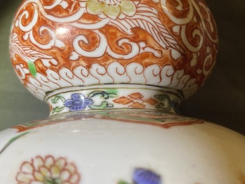 Une paire de vases de forme triple gourde en porcelaine de Chine famille verte, Kangxi