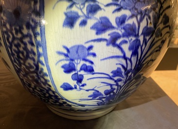 A large Japanese blue and white Arita bottle vase, Edo, 17th C.