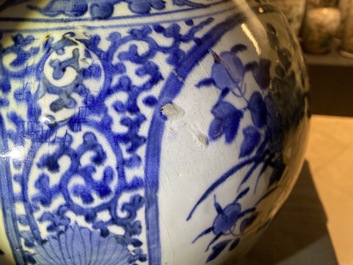 A large Japanese blue and white Arita bottle vase, Edo, 17th C.
