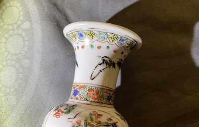 Une paire de vases de forme triple gourde en porcelaine de Chine famille verte, Kangxi