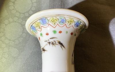 Une paire de vases de forme triple gourde en porcelaine de Chine famille verte, Kangxi