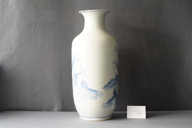 Een Chinese blauw-witte vaas met verhalend decor, Kangxi merk, 19e eeuw