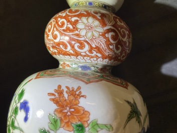 Une paire de vases de forme triple gourde en porcelaine de Chine famille verte, Kangxi