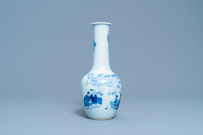 A Chinese blue and white bottle vase with go-players, 19/20th C.