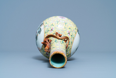 Un vase de forme bouteille en porcelaine de Chine famille rose, marque de Qianlong, R&eacute;publique