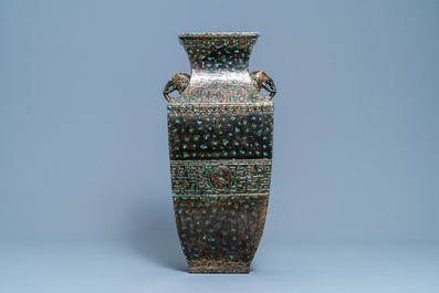 Un vase en porcelaine de Chine imitant le bronze, marque de Qianlong, R&eacute;publique