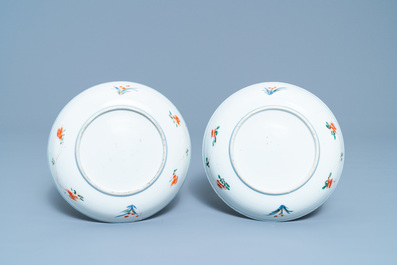 Une paire d'assiettes en porcelaine de Chine famille verte, Kangxi