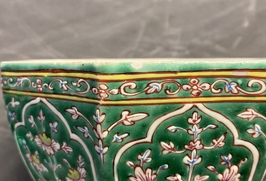 Une paire de bo&icirc;tes couvertes en porcelaine de Chine Bencharong pour le march&eacute; thai, 19&egrave;me