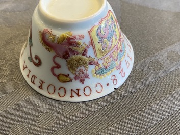 Een Chinese famille rose VOC-kop, een Pronk-kop en twee koppen en schotels, Yongzheng/Qianlong