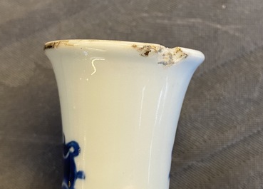 Un vase en porcelaine de Chine en bleu et blanc, marque de Chenghua, Kangxi