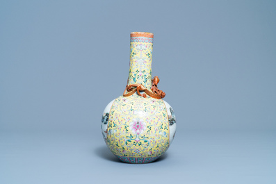 Un vase de forme bouteille en porcelaine de Chine famille rose, marque de Qianlong, R&eacute;publique