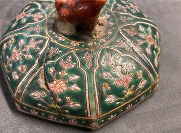 Une paire de bo&icirc;tes couvertes en porcelaine de Chine Bencharong pour le march&eacute; thai, 19&egrave;me