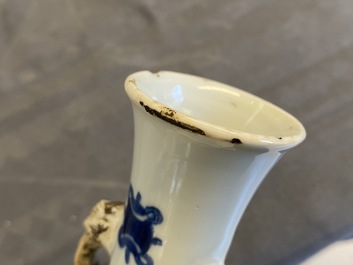 Un vase en porcelaine de Chine en bleu et blanc, marque de Chenghua, Kangxi