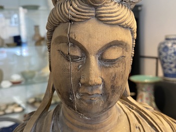 Une figure de Guanyin en bois peint, Chine, Ming
