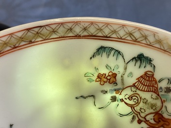 Un crachoir en porcelaine de Chine &agrave; d&eacute;cor en relief d'&eacute;cureuils, Yongzheng