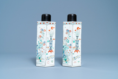 A pair of Chinese hexagonal famille verte tea caddies, Kangxi