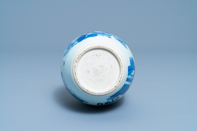 A Chinese blue and white bottle vase with go-players, 19/20th C.