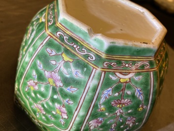 Une paire de bo&icirc;tes couvertes en porcelaine de Chine Bencharong pour le march&eacute; thai, 19&egrave;me
