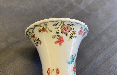 Une paire de vases et six assiettes en porcelaine de Chine famille rose &agrave; d&eacute;cor 'feuille de tabac', Qianlong