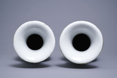 Une paire de vases en porcelaine de Chine famille rose, 19&egrave;me