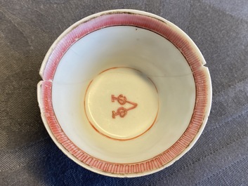 Een Chinese famille rose VOC-kop, een Pronk-kop en twee koppen en schotels, Yongzheng/Qianlong
