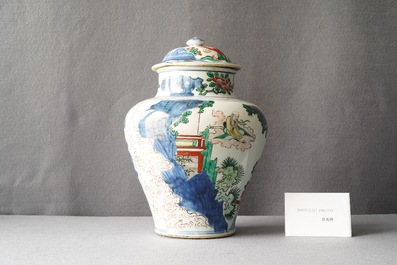 Un vase couvert en porcelaine de Chine wucai &agrave; d&eacute;cor d'immortels, Shunzhi
