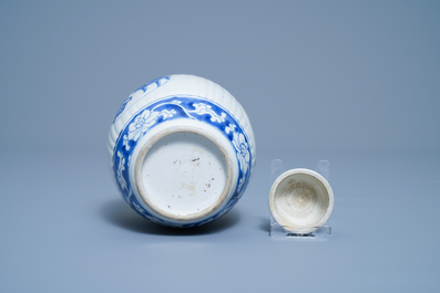 Un pot couvert en porcelaine de Chine en bleu et blanc, Kangxi