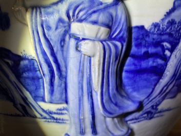 Een zeldzame grote Chinese blauw-witte jardini&egrave;re met reli&euml;fdecor, Kangxi