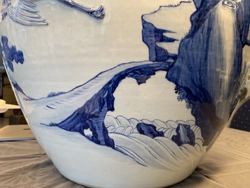 Een zeldzame grote Chinese blauw-witte jardini&egrave;re met reli&euml;fdecor, Kangxi