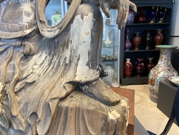 Une figure de Guanyin en bois peint, Chine, Ming