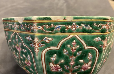 Une paire de bo&icirc;tes couvertes en porcelaine de Chine Bencharong pour le march&eacute; thai, 19&egrave;me