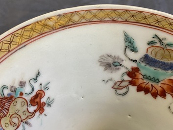 Un crachoir en porcelaine de Chine &agrave; d&eacute;cor en relief d'&eacute;cureuils, Yongzheng