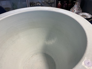 Een zeldzame grote Chinese blauw-witte jardini&egrave;re met reli&euml;fdecor, Kangxi