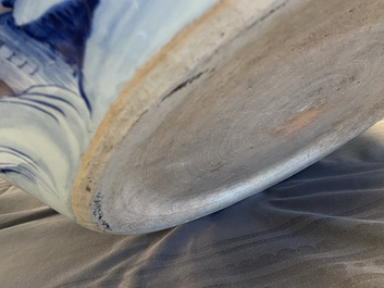 Een zeldzame grote Chinese blauw-witte jardini&egrave;re met reli&euml;fdecor, Kangxi