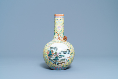 Un vase de forme bouteille en porcelaine de Chine famille rose, marque de Qianlong, R&eacute;publique
