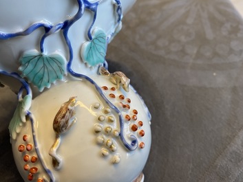 Un crachoir en porcelaine de Chine &agrave; d&eacute;cor en relief d'&eacute;cureuils, Yongzheng