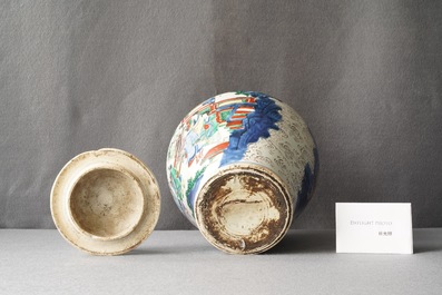 Un vase couvert en porcelaine de Chine wucai &agrave; d&eacute;cor d'immortels, Shunzhi