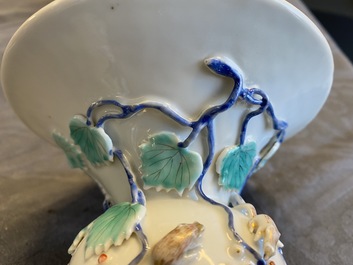 Un crachoir en porcelaine de Chine &agrave; d&eacute;cor en relief d'&eacute;cureuils, Yongzheng