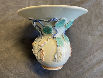 Un crachoir en porcelaine de Chine &agrave; d&eacute;cor en relief d'&eacute;cureuils, Yongzheng