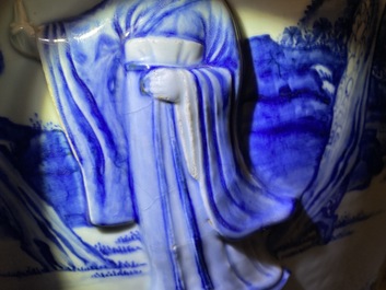 Een zeldzame grote Chinese blauw-witte jardini&egrave;re met reli&euml;fdecor, Kangxi