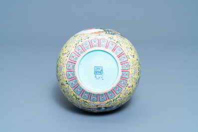 Un vase de forme bouteille en porcelaine de Chine famille rose, marque de Qianlong, R&eacute;publique