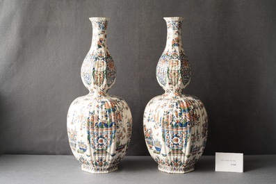 Een paar uitzonderlijk grote geribde Delftse kasjmier palet vazen met bloemenvazen, ca. 1700