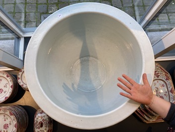 Een zeldzame grote Chinese blauw-witte jardini&egrave;re met reli&euml;fdecor, Kangxi