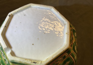 Une paire de bo&icirc;tes couvertes en porcelaine de Chine Bencharong pour le march&eacute; thai, 19&egrave;me